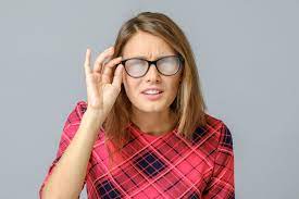 Parujące okulary – uciążliwy problem, jak sobie z nim radzić?